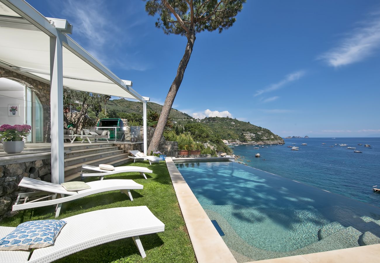 Villa a Nerano - AMORE RENTALS - Villa di Lusso Ibiscus 1 con Piscina Privata, Discesa alla Spiaggia, Parcheggio, Vista Mare, Colazione