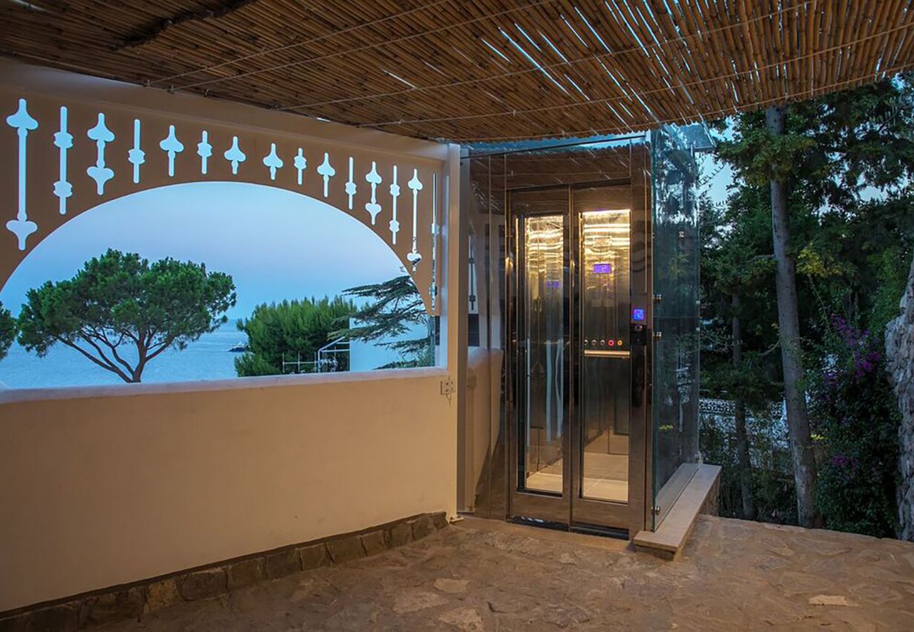 Villa a Nerano - AMORE RENTALS - Villa di Lusso Ibiscus 1 con Piscina Privata, Discesa alla Spiaggia, Parcheggio, Vista Mare, Colazione