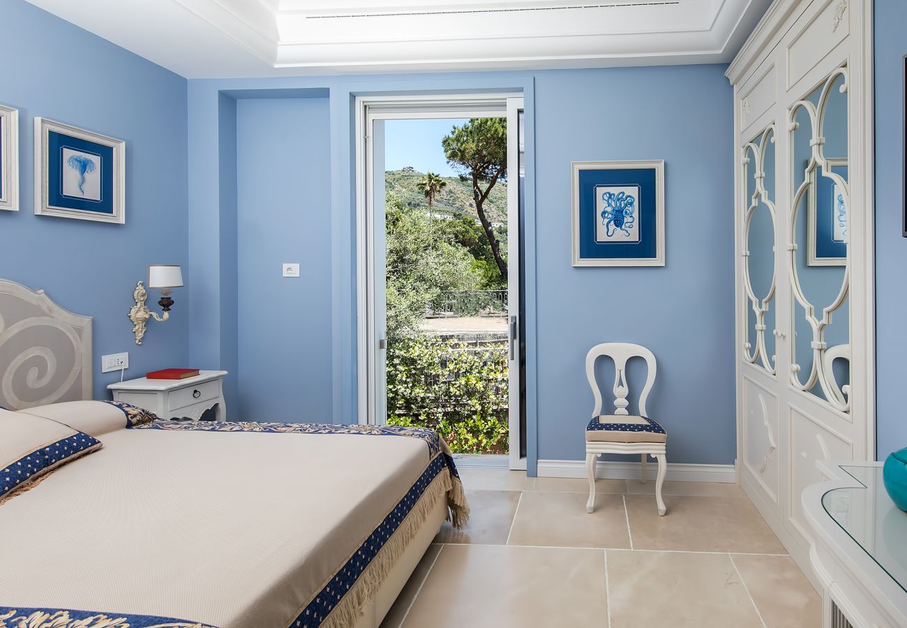 Villa a Nerano - AMORE RENTALS - Villa di Lusso Ibiscus 1 con Piscina Privata, Discesa alla Spiaggia, Parcheggio, Vista Mare, Colazione