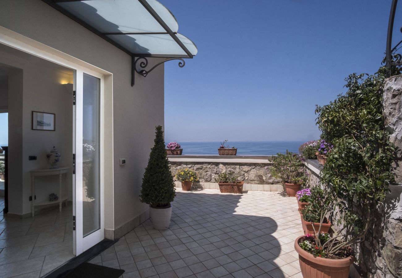 Villa a Massa Lubrense - AMORE RENTALS - Villa Valentina con Piscina Privata, Terrazzi, Vista Mare e Aria Condizionata