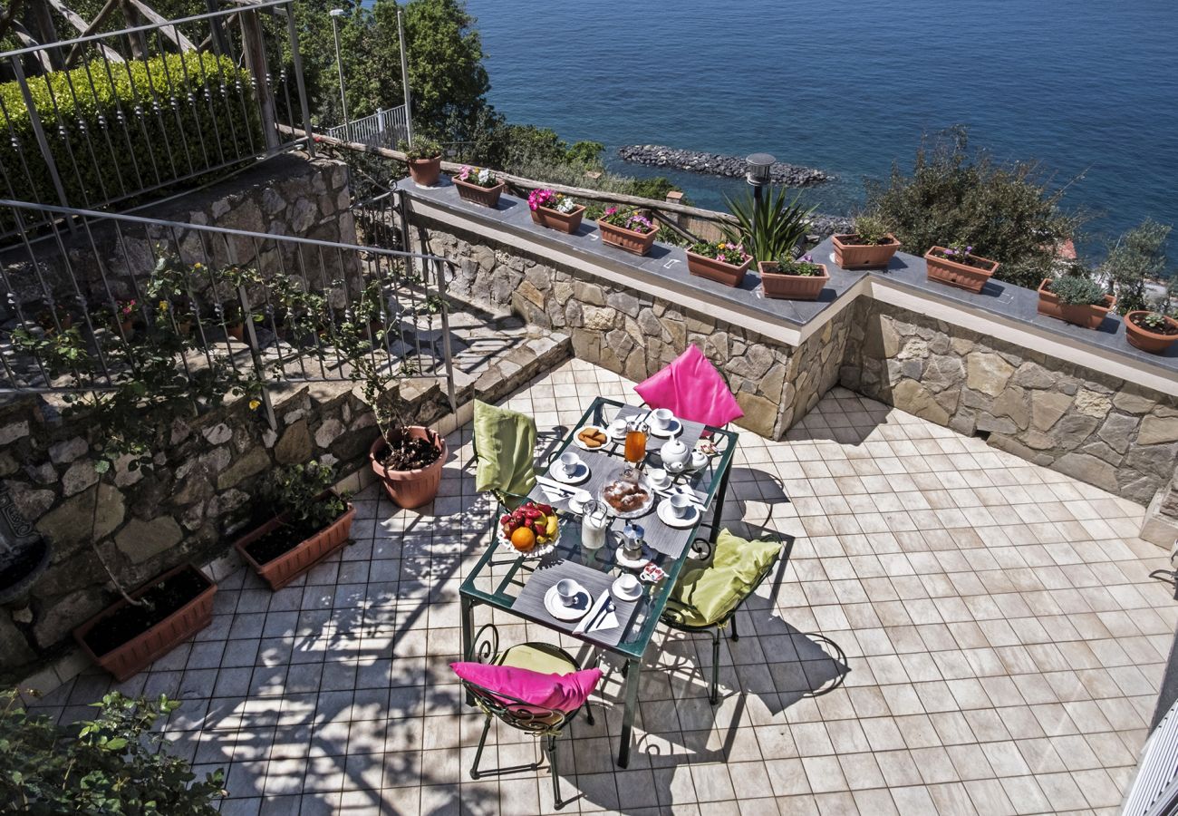 Villa a Massa Lubrense - AMORE RENTALS - Villa Valentina con Piscina Privata, Terrazzi, Vista Mare e Aria Condizionata