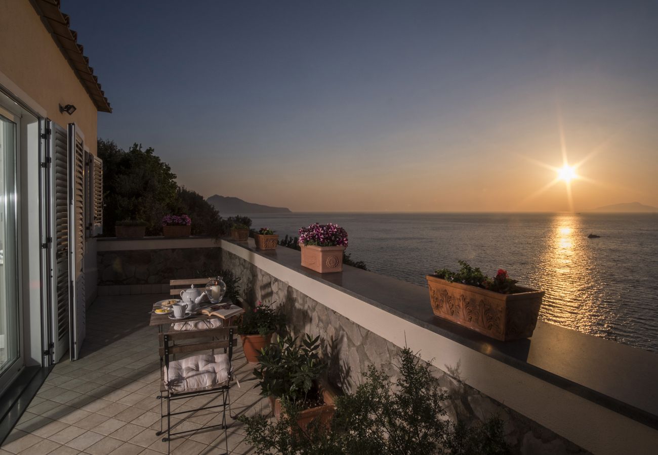 Villa a Massa Lubrense - AMORE RENTALS - Villa Valentina con Piscina Privata, Terrazzi, Vista Mare e Aria Condizionata