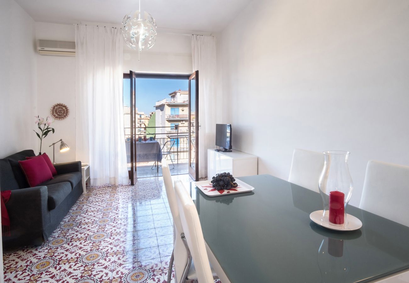 Appartamento a Sorrento - AMORE RENTALS - Appartamento Erica con Terrazzo Privato, Aria Condizionata e WI-FI vicino Piazza Tasso