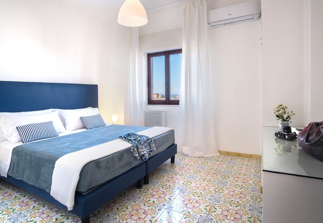 Appartamento a Sorrento - AMORE RENTALS - Appartamento Erica con Terrazzo Privato, Aria Condizionata e WI-FI vicino Piazza Tasso