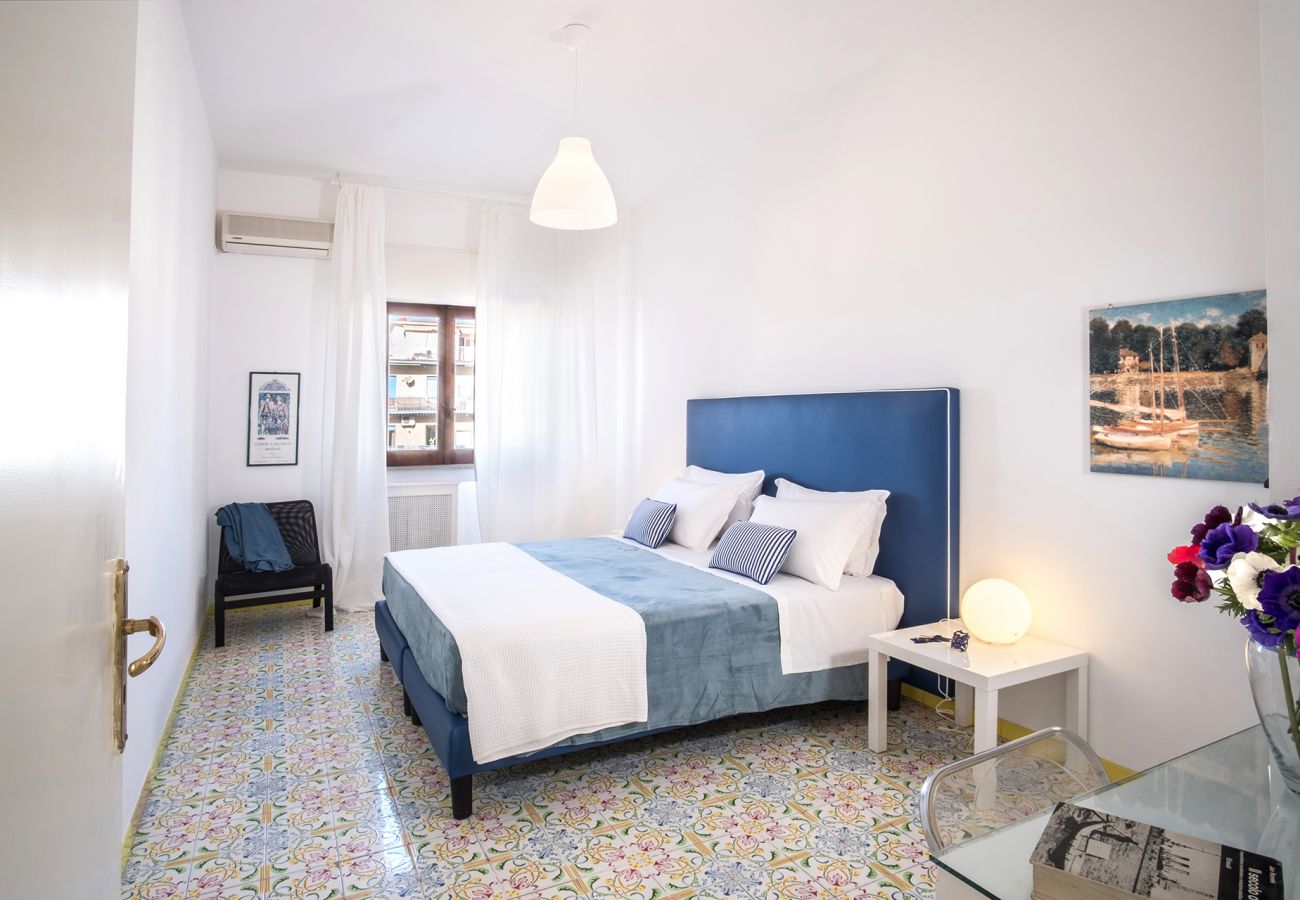 Appartamento a Sorrento - AMORE RENTALS - Appartamento Erica con Terrazzo Privato, Aria Condizionata e WI-FI vicino Piazza Tasso