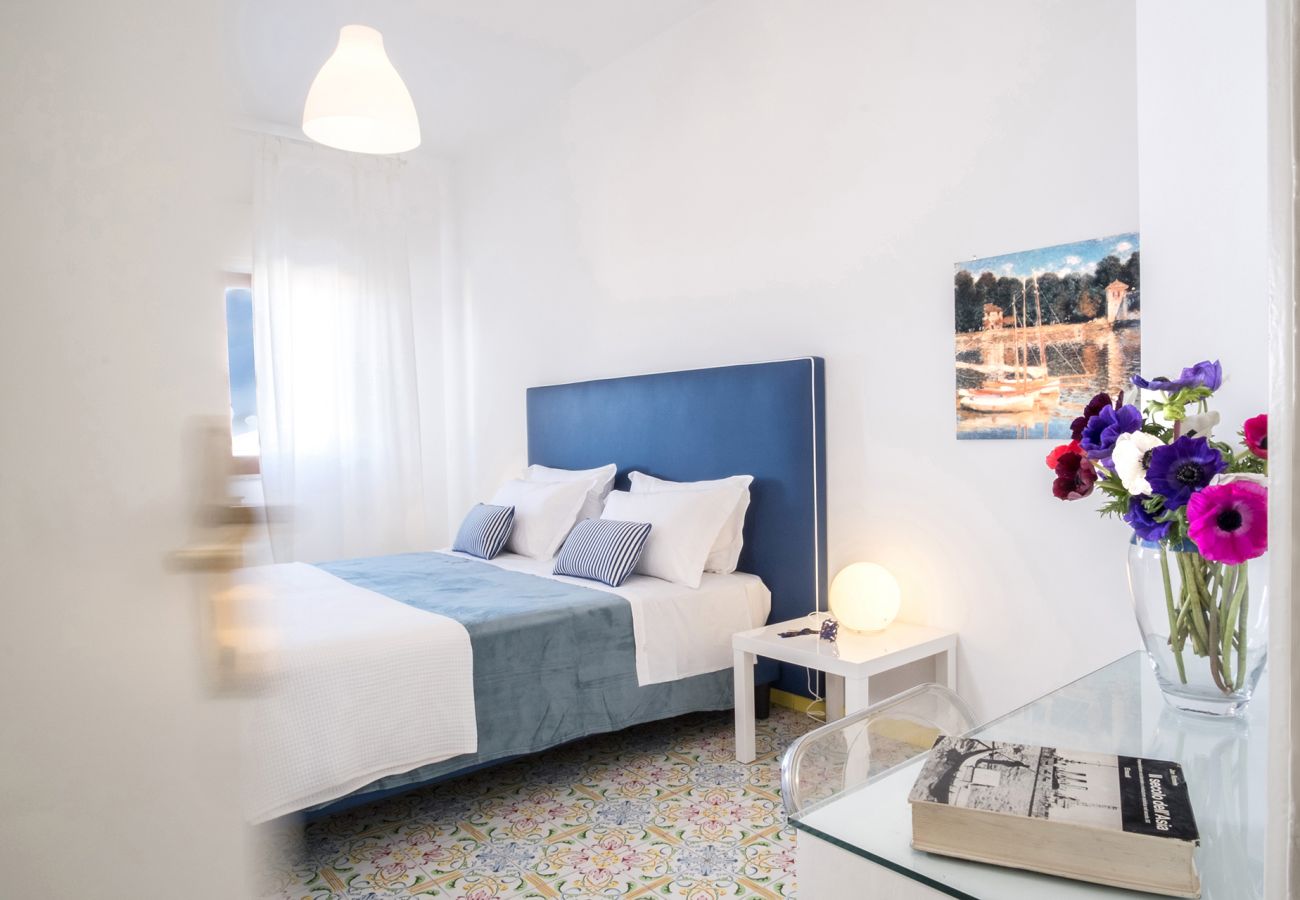 Appartamento a Sorrento - AMORE RENTALS - Appartamento Erica con Terrazzo Privato, Aria Condizionata e WI-FI vicino Piazza Tasso