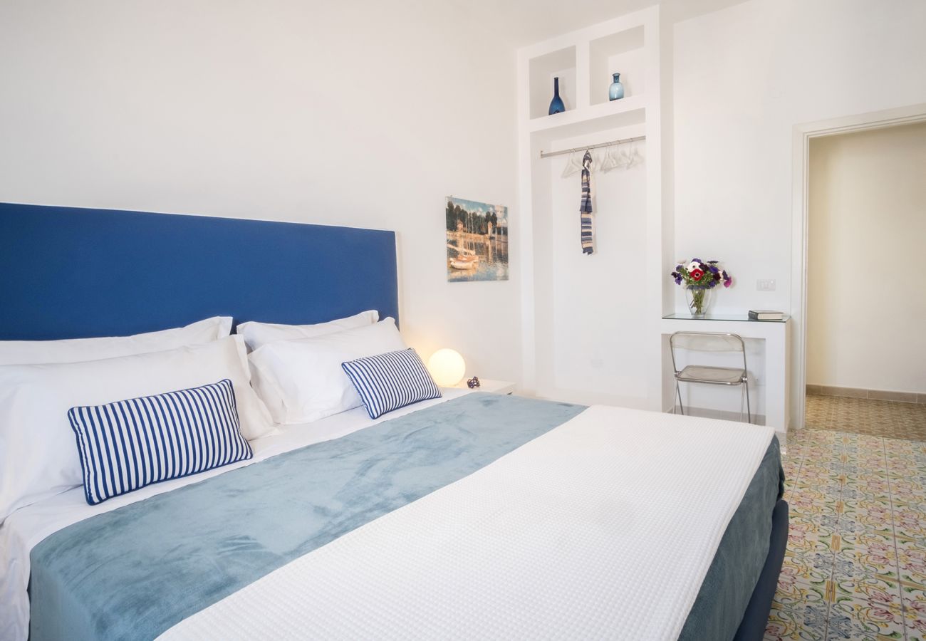 Appartamento a Sorrento - AMORE RENTALS - Appartamento Erica con Terrazzo Privato, Aria Condizionata e WI-FI vicino Piazza Tasso