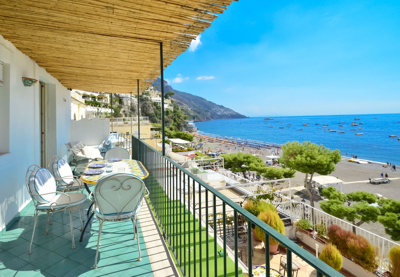 Casa a Positano - AMORE RENTALS - Casa Raffi con Vista Mare sulla Spiaggia di Positano