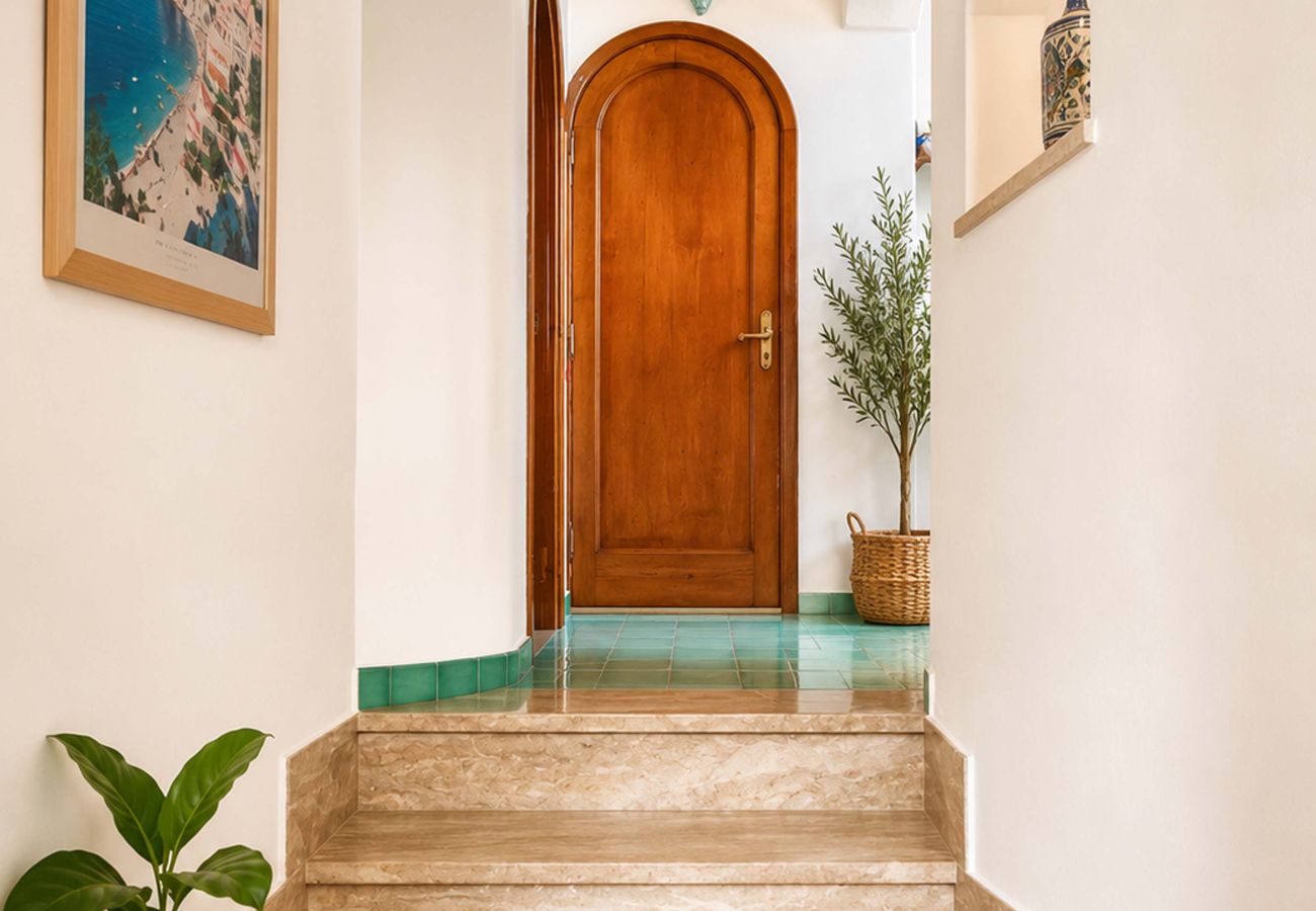 Casa a Positano - AMORE RENTALS - Casa Raffi con Vista Mare sulla Spiaggia di Positano