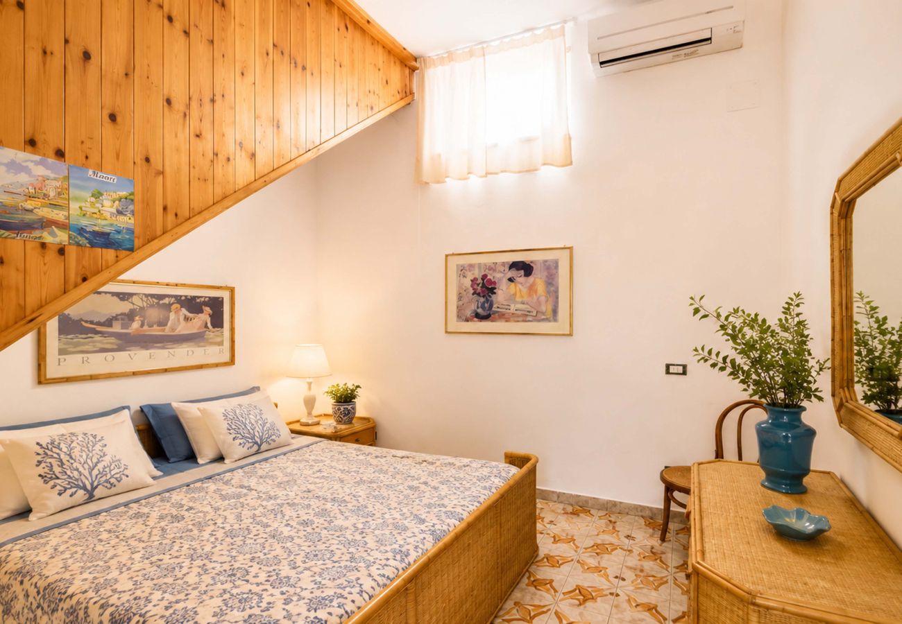 Casa a Positano - AMORE RENTALS - Casa Raffi con Vista Mare sulla Spiaggia di Positano