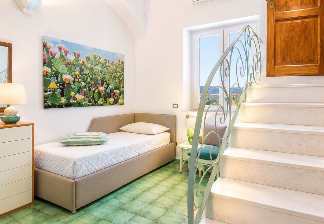 Casa a Positano - AMORE RENTALS - Casa Raffi con Vista Mare sulla Spiaggia di Positano