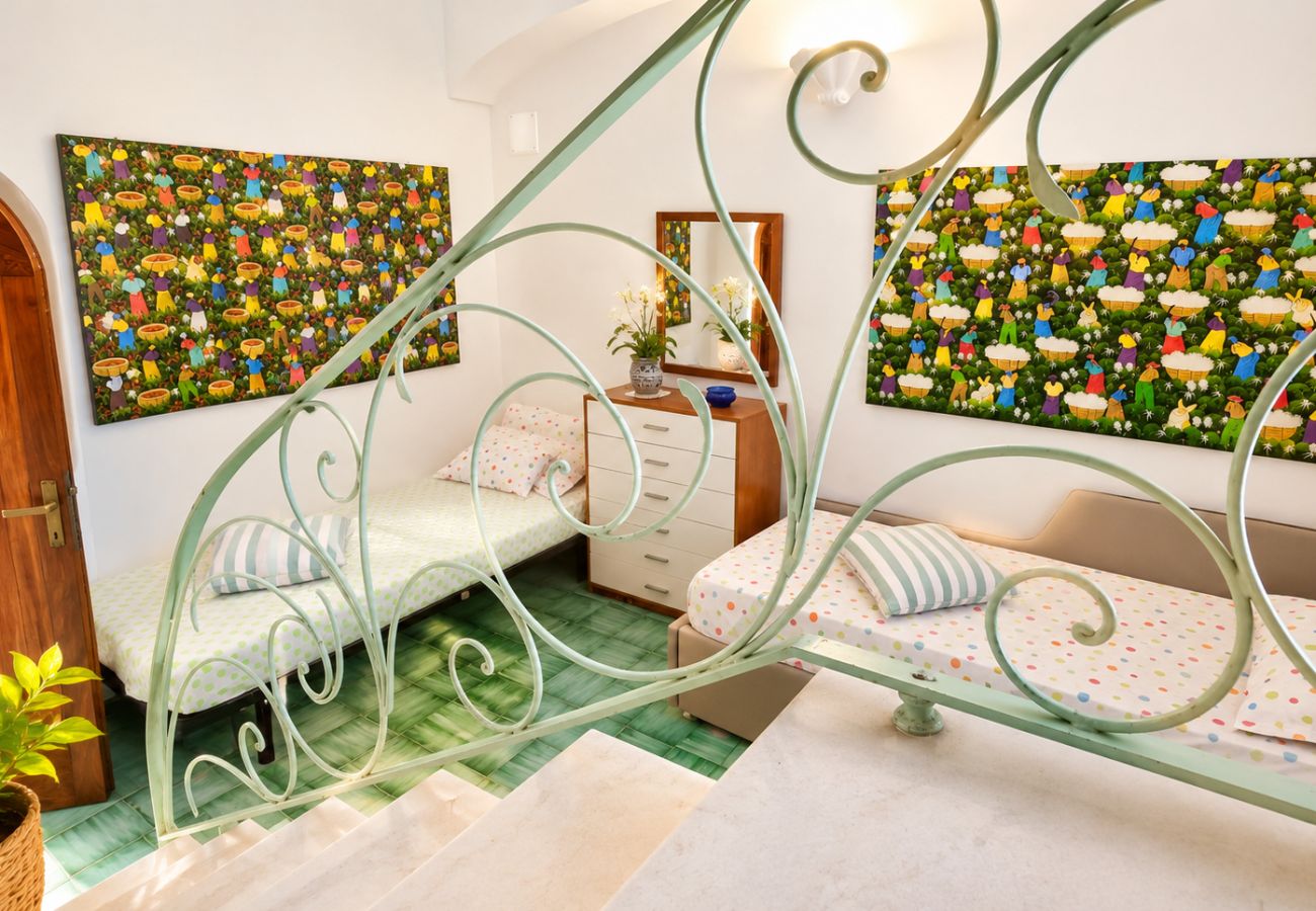 Casa a Positano - AMORE RENTALS - Casa Raffi con Vista Mare sulla Spiaggia di Positano