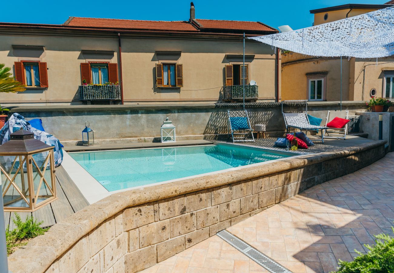 Villa a Sant´Agnello - AMORE RENTALS - Villa Totti con Piscina Privata, Giardino, Parcheggio e Ascensore