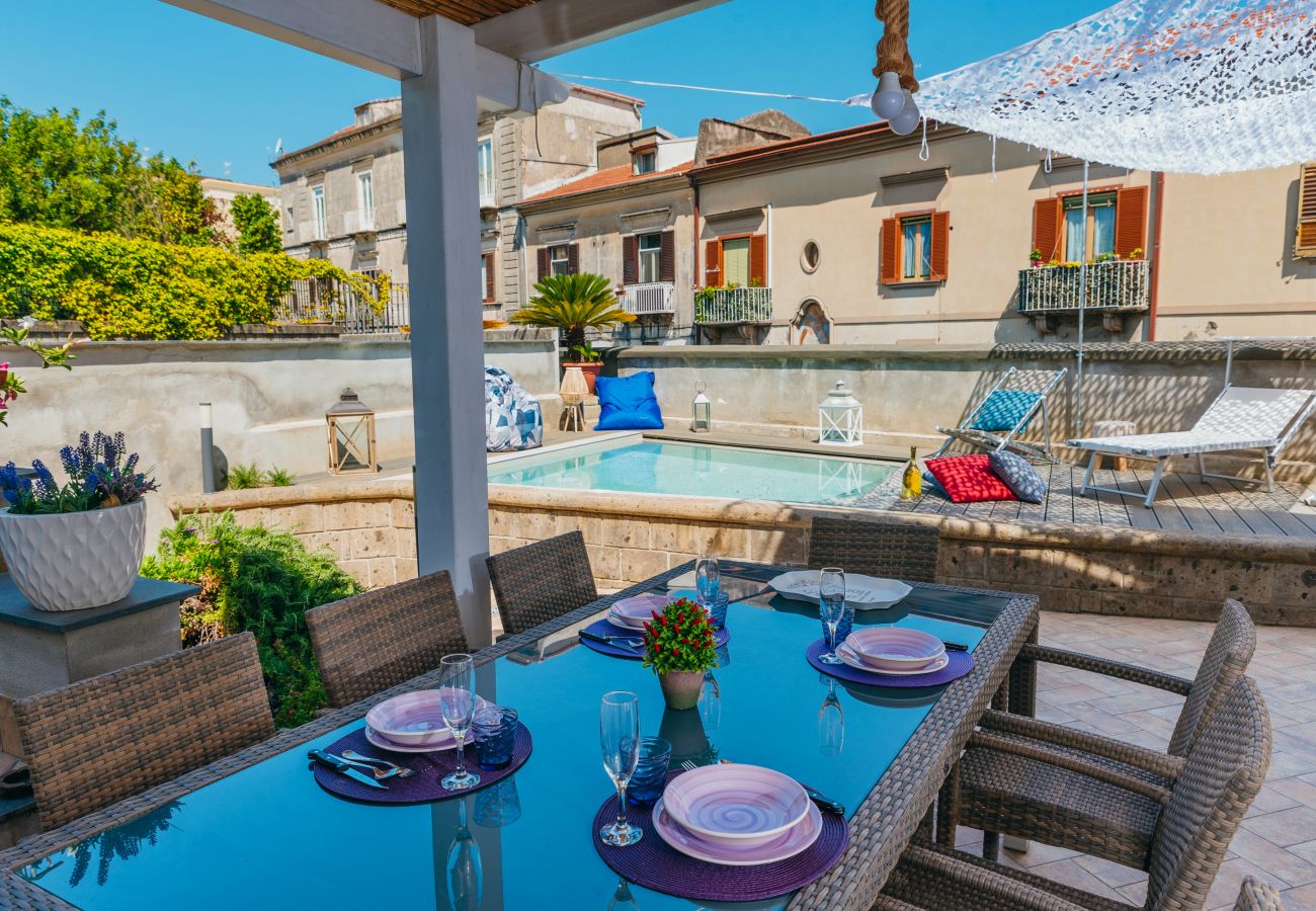 Villa a Sant´Agnello - AMORE RENTALS - Villa Totti con Piscina Privata, Giardino, Parcheggio e Ascensore