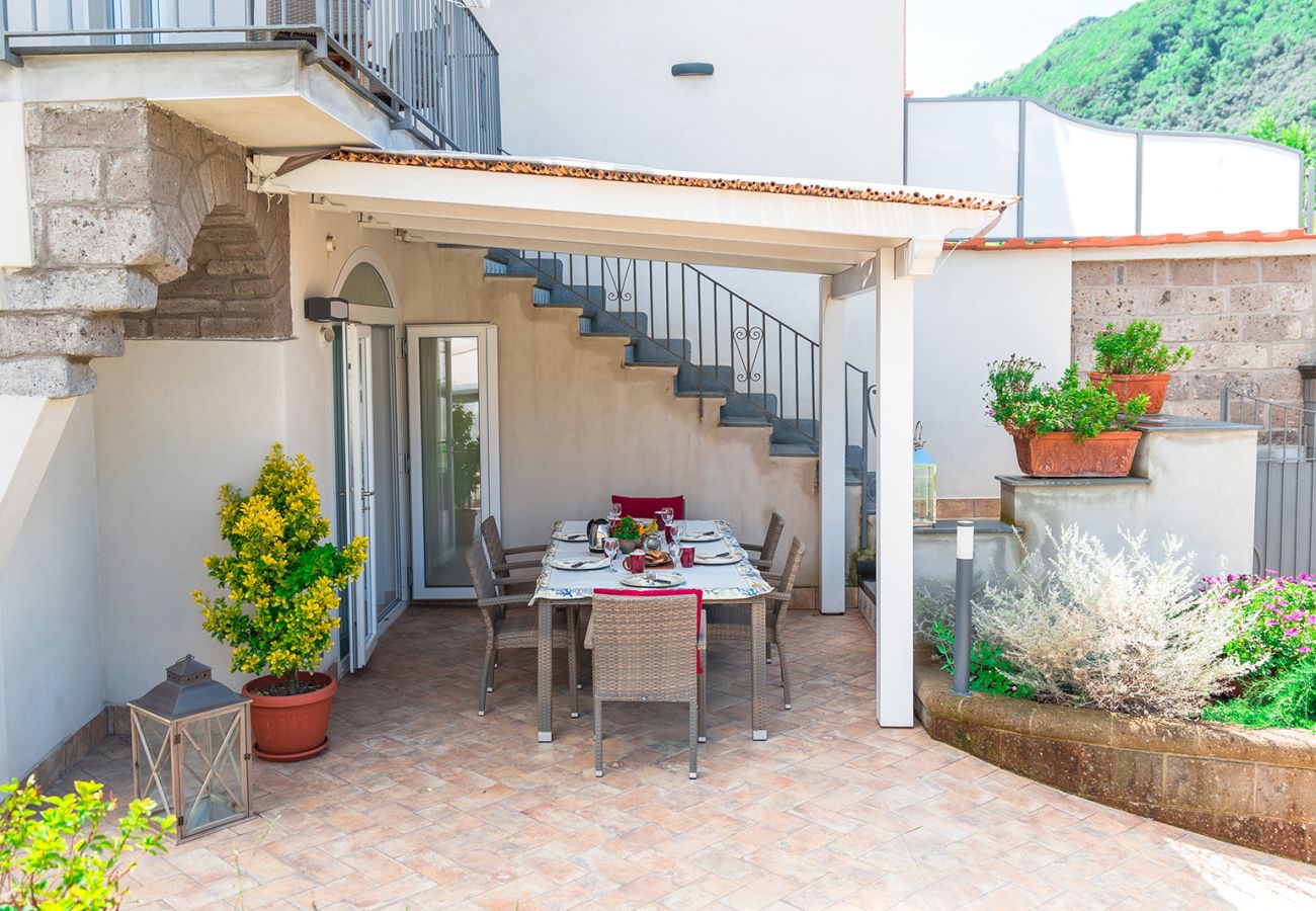 Villa a Sant´Agnello - AMORE RENTALS - Villa Totti con Piscina Privata, Giardino, Parcheggio e Ascensore