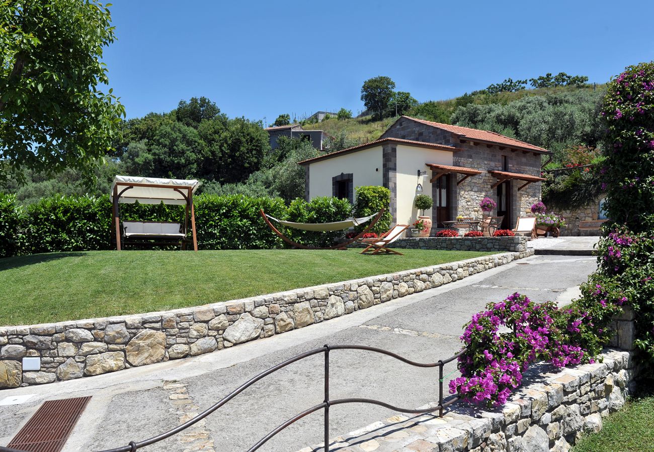 Villa a Sant´Agata sui Due Golfi - AMORE RENTALS - Casa Nando con Piscina Privata, Giardino, Terrazzo e Vista Mare