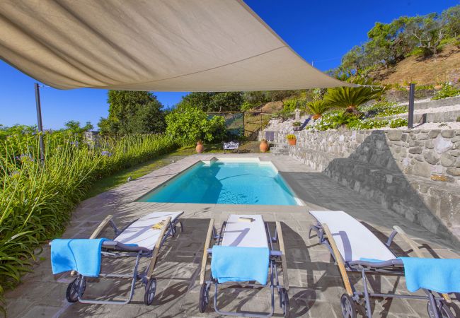 Villa a Sant´Agata sui Due Golfi - AMORE RENTALS - Villa dei Galli con Piscina Privata, Vista Mare, Giardino, Parcheggio e Aria Condizionata