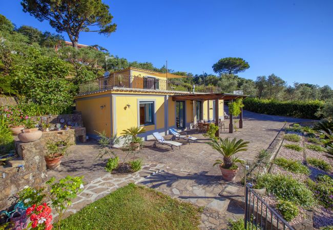 Villa a Sant´Agata sui Due Golfi - AMORE RENTALS - Villa dei Galli con Piscina Privata, Vista Mare, Giardino, Parcheggio e Aria Condizionata