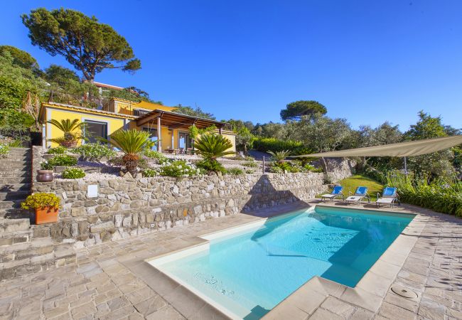 Villa a Sant´Agata sui Due Golfi - AMORE RENTALS - Villa dei Galli con Piscina Privata, Vista Mare, Giardino, Parcheggio e Aria Condizionata