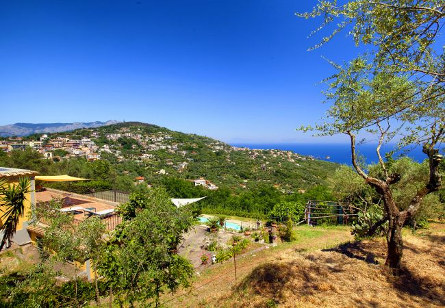 Villa a Sant´Agata sui Due Golfi - AMORE RENTALS - Villa dei Galli con Piscina Privata, Vista Mare, Giardino, Parcheggio e Aria Condizionata Villa a Sant´Agata sui Due Golfi - AMORE RENTALS - Villa dei Galli con Piscina Privata, Vista Mare, Giardino, Parcheggio e Aria Condizionata