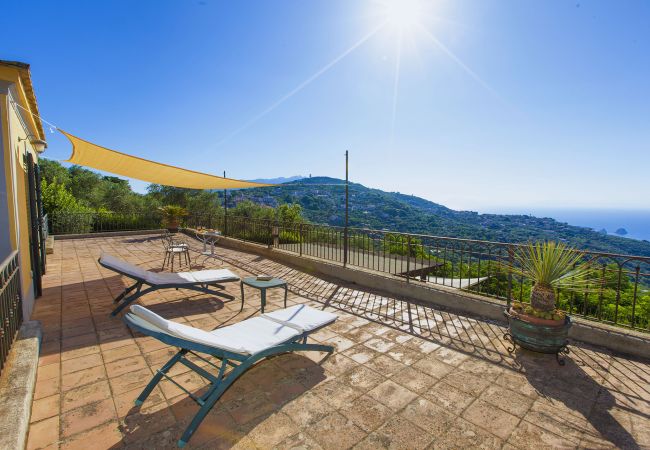 Villa a Sant´Agata sui Due Golfi - AMORE RENTALS - Villa dei Galli con Piscina Privata, Vista Mare, Giardino, Parcheggio e Aria Condizionata Villa a Sant´Agata sui Due Golfi - AMORE RENTALS - Villa dei Galli con Piscina Privata, Vista Mare, Giardino, Parcheggio e Aria Condizionata