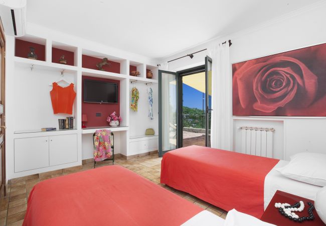 Villa a Sant´Agata sui Due Golfi - AMORE RENTALS - Villa dei Galli con Piscina Privata, Vista Mare, Giardino, Parcheggio e Aria Condizionata Villa a Sant´Agata sui Due Golfi - AMORE RENTALS - Villa dei Galli con Piscina Privata, Vista Mare, Giardino, Parcheggio e Aria Condizionata