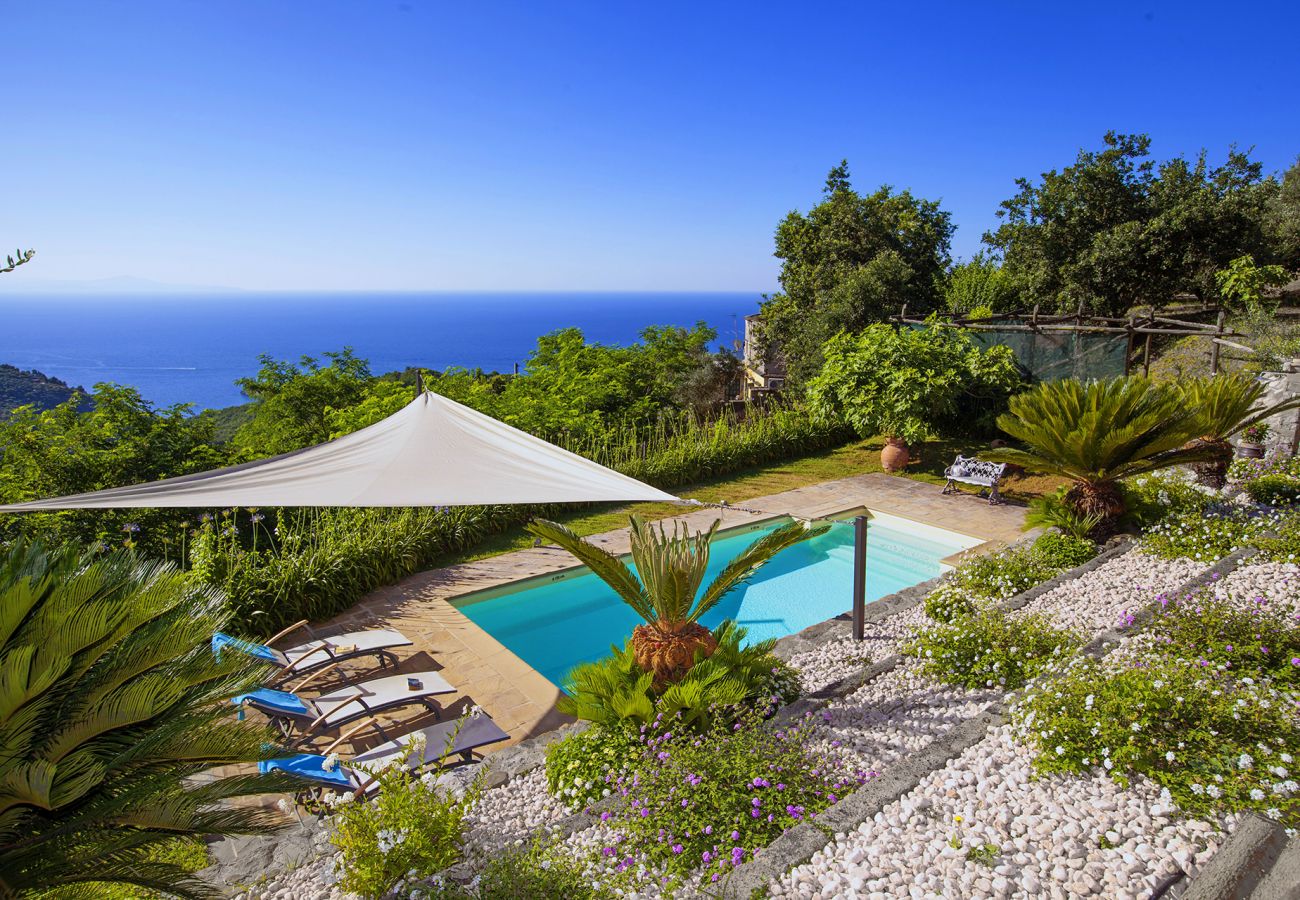 Villa a Sant´Agata sui Due Golfi - AMORE RENTALS - Villa dei Galli con Piscina Privata, Vista Mare, Giardino, Parcheggio e Aria Condizionata