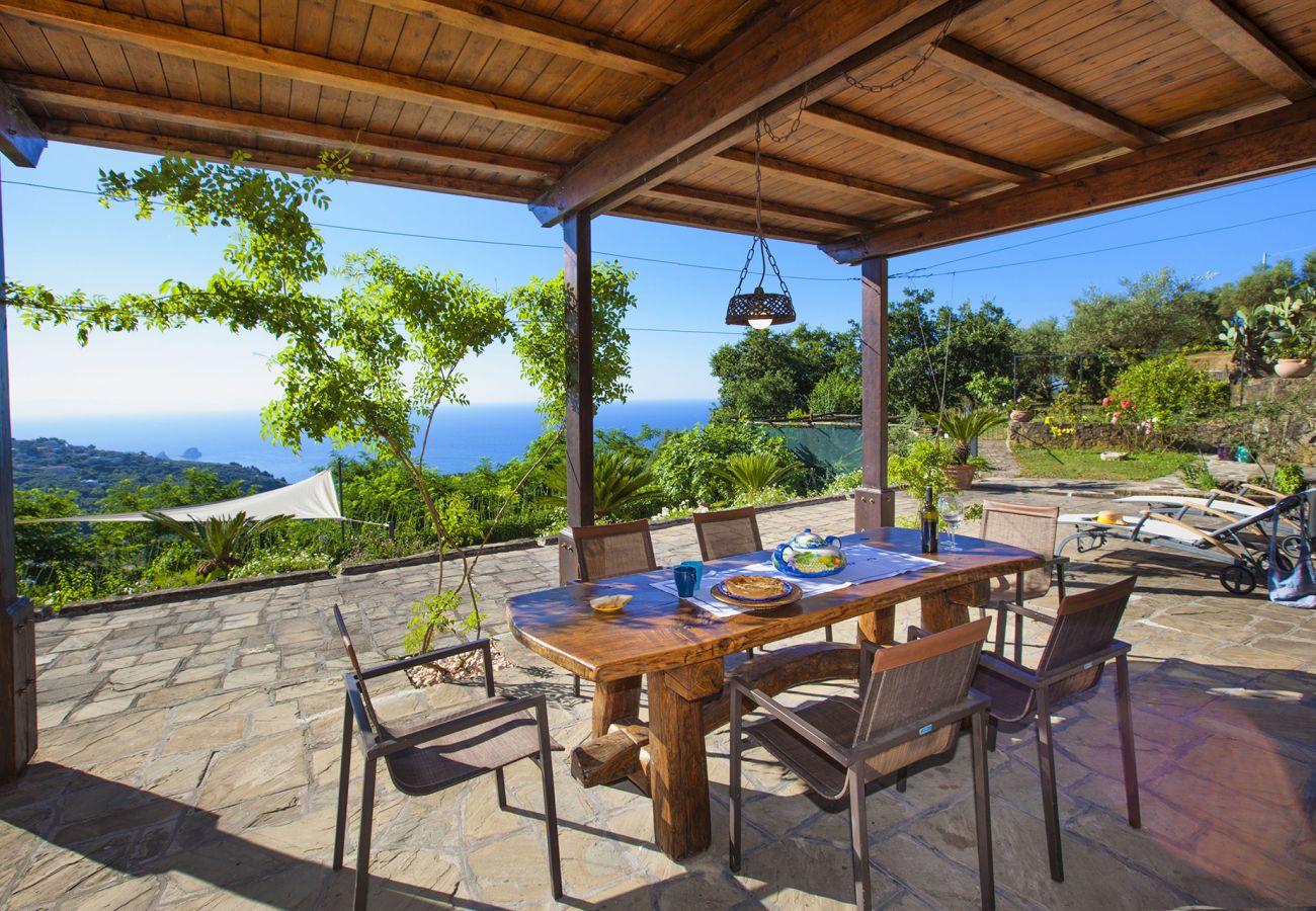 Villa a Sant´Agata sui Due Golfi - AMORE RENTALS - Villa dei Galli con Piscina Privata, Vista Mare, Giardino, Parcheggio e Aria Condizionata