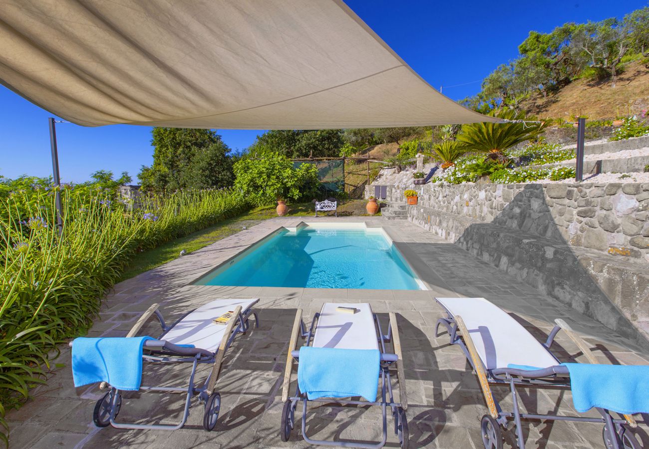 Villa a Sant´Agata sui Due Golfi - AMORE RENTALS - Villa dei Galli con Piscina Privata, Vista Mare, Giardino, Parcheggio e Aria Condizionata