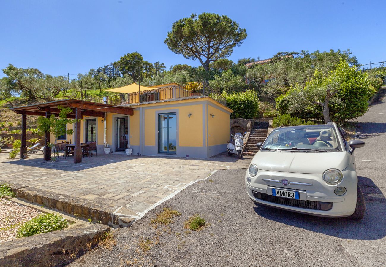 Villa a Sant´Agata sui Due Golfi - AMORE RENTALS - Villa dei Galli con Piscina Privata, Vista Mare, Giardino, Parcheggio e Aria Condizionata