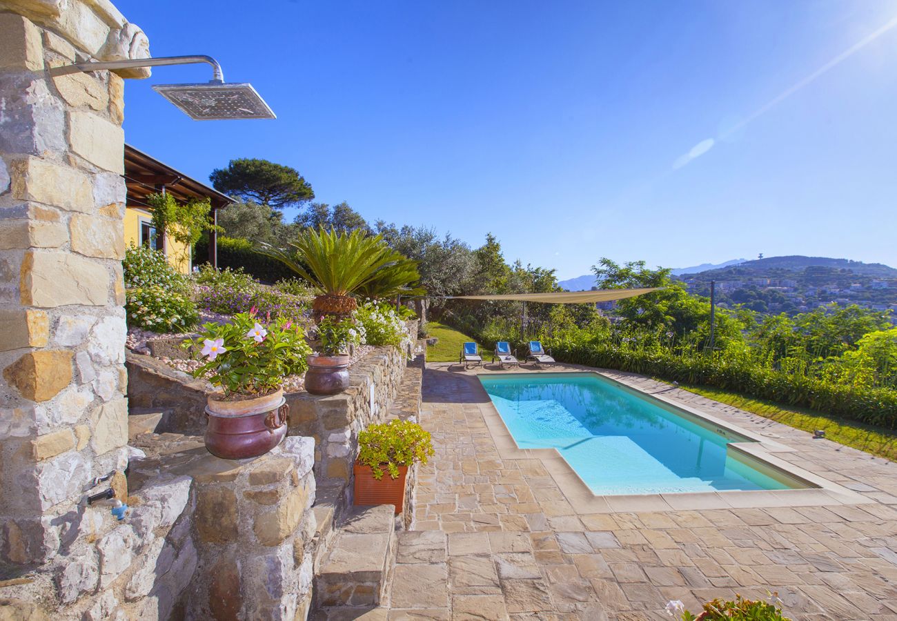 Villa a Sant´Agata sui Due Golfi - AMORE RENTALS - Villa dei Galli con Piscina Privata, Vista Mare, Giardino, Parcheggio e Aria Condizionata