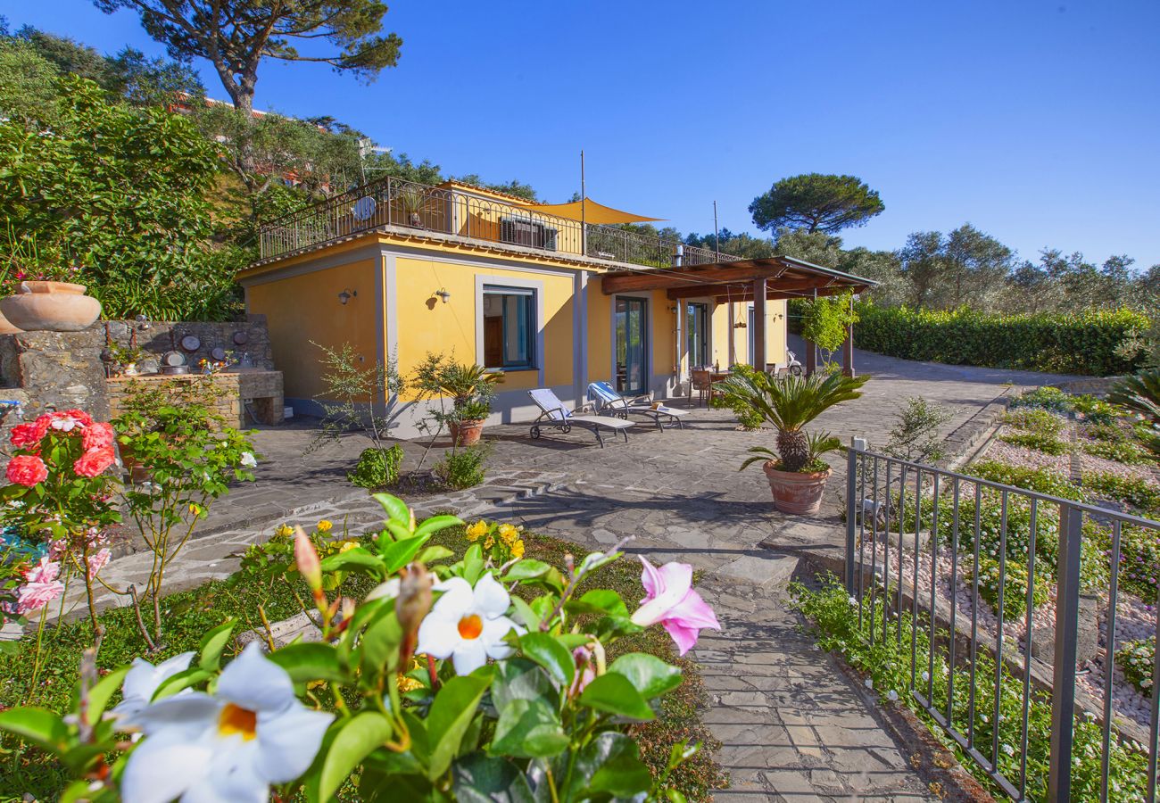 Villa a Sant´Agata sui Due Golfi - AMORE RENTALS - Villa dei Galli con Piscina Privata, Vista Mare, Giardino, Parcheggio e Aria Condizionata