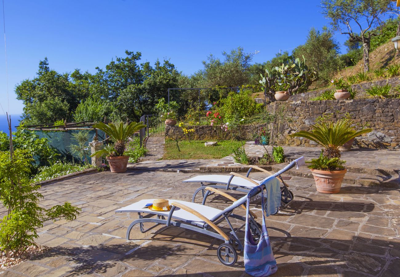 Villa a Sant´Agata sui Due Golfi - AMORE RENTALS - Villa dei Galli con Piscina Privata, Vista Mare, Giardino, Parcheggio e Aria Condizionata