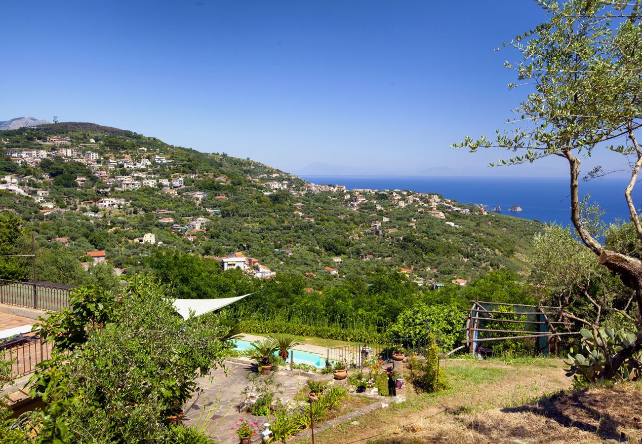 Villa a Sant´Agata sui Due Golfi - AMORE RENTALS - Villa dei Galli con Piscina Privata, Vista Mare, Giardino, Parcheggio e Aria Condizionata