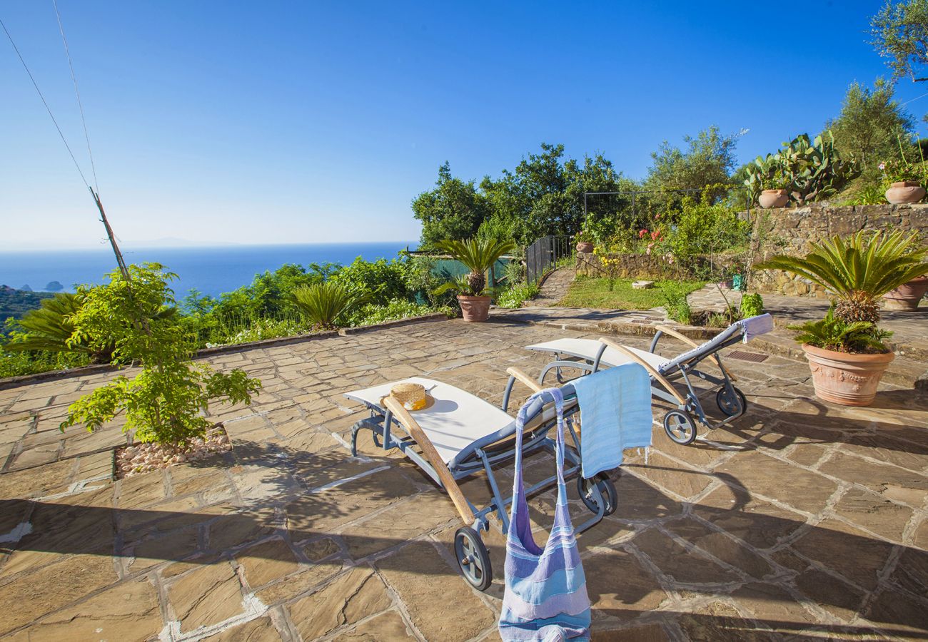 Villa a Sant´Agata sui Due Golfi - AMORE RENTALS - Villa dei Galli con Piscina Privata, Vista Mare, Giardino, Parcheggio e Aria Condizionata