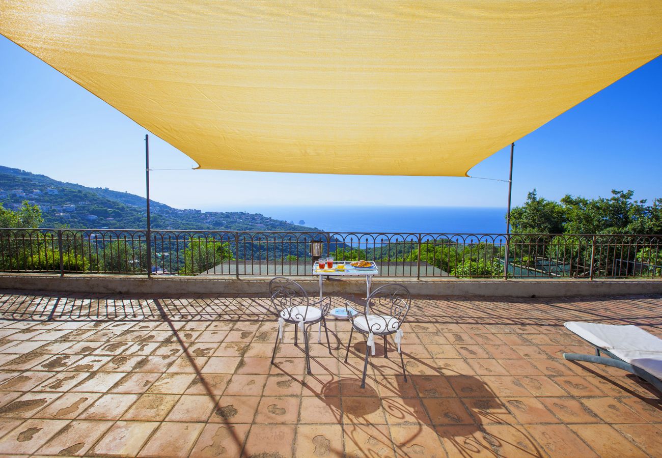 Villa a Sant´Agata sui Due Golfi - AMORE RENTALS - Villa dei Galli con Piscina Privata, Vista Mare, Giardino, Parcheggio e Aria Condizionata