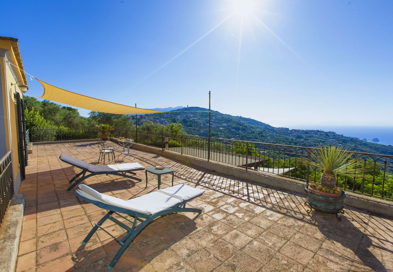 Villa a Sant´Agata sui Due Golfi - AMORE RENTALS - Villa dei Galli con Piscina Privata, Vista Mare, Giardino, Parcheggio e Aria Condizionata