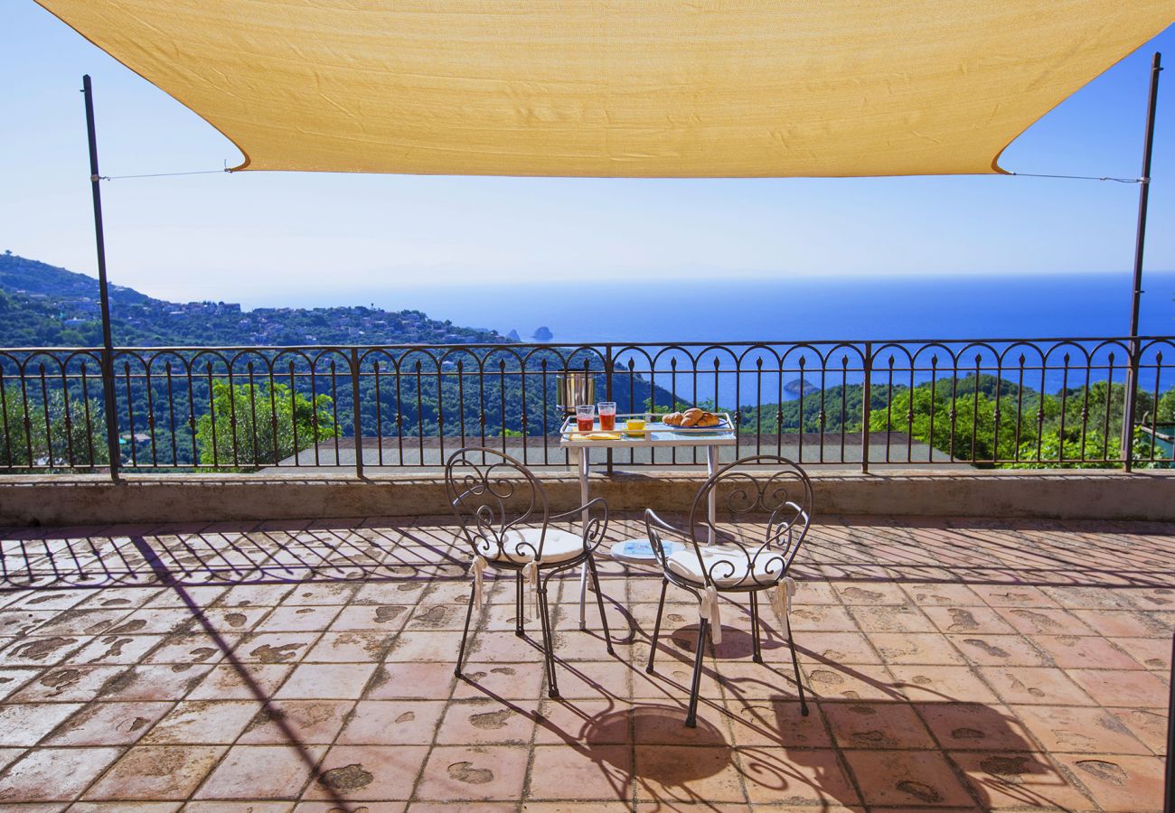 Villa a Sant´Agata sui Due Golfi - AMORE RENTALS - Villa dei Galli con Piscina Privata, Vista Mare, Giardino, Parcheggio e Aria Condizionata