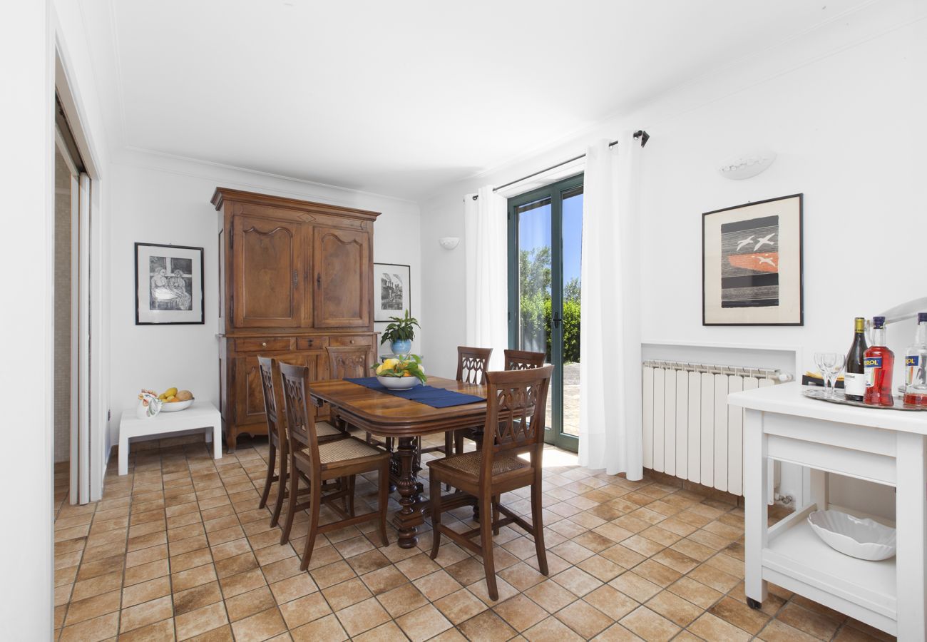 Villa a Sant´Agata sui Due Golfi - AMORE RENTALS - Villa dei Galli con Piscina Privata, Vista Mare, Giardino, Parcheggio e Aria Condizionata