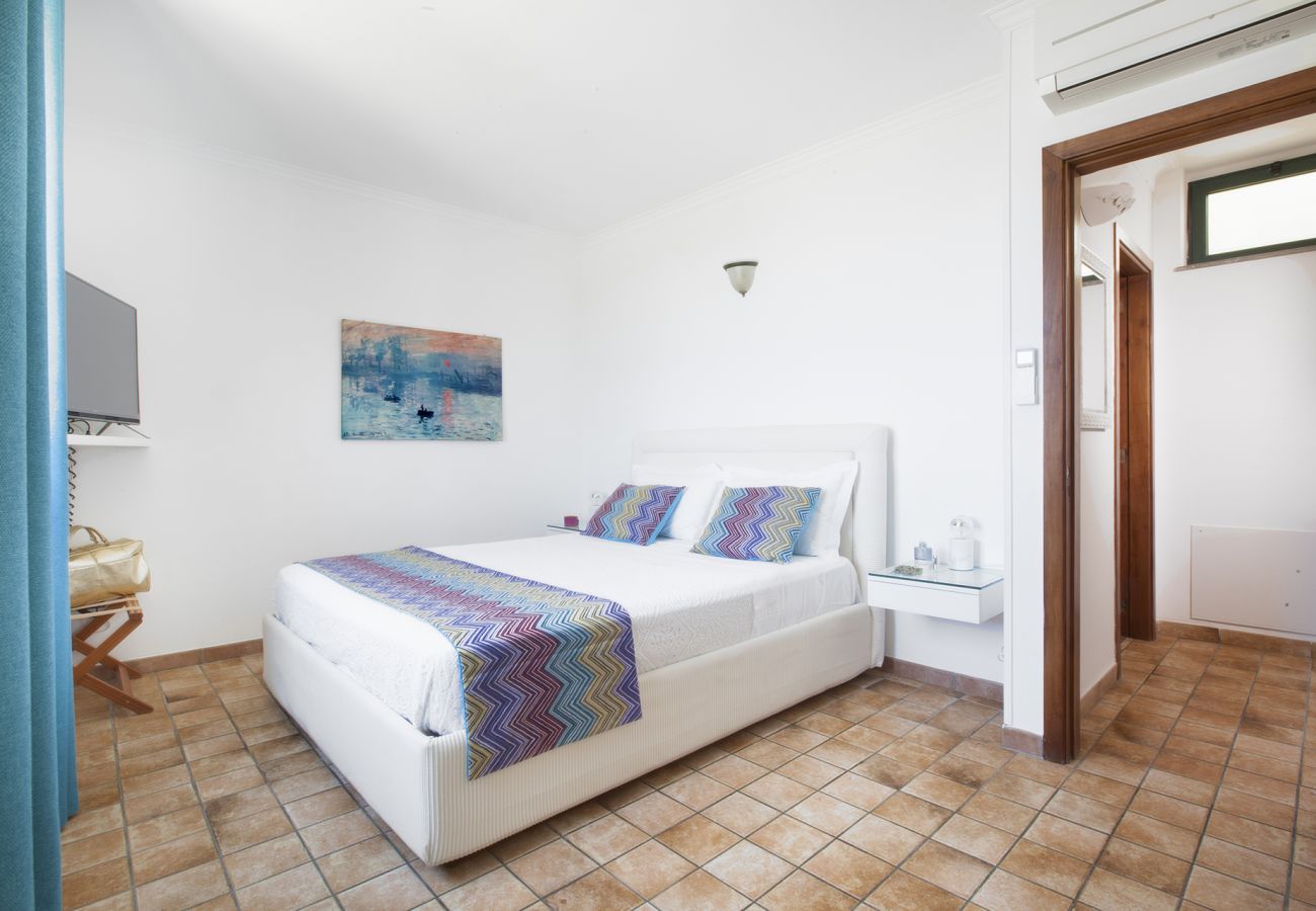 Villa a Sant´Agata sui Due Golfi - AMORE RENTALS - Villa dei Galli con Piscina Privata, Vista Mare, Giardino, Parcheggio e Aria Condizionata