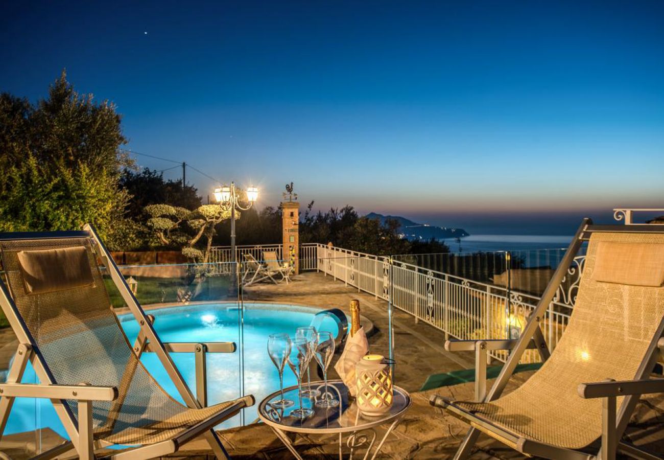 Villa a Sant´Agata sui Due Golfi - AMORE RENTALS - Villa Marika con Piscina Privata, Vista Mare, Giardino, Parcheggio, Barbecue