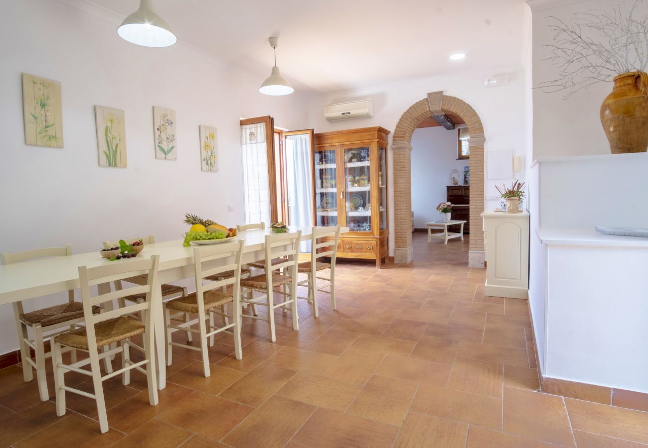 Villa a Sant´Agata sui Due Golfi - AMORE RENTALS - Villa Marika con Piscina Privata, Vista Mare, Giardino, Parcheggio, Barbecue