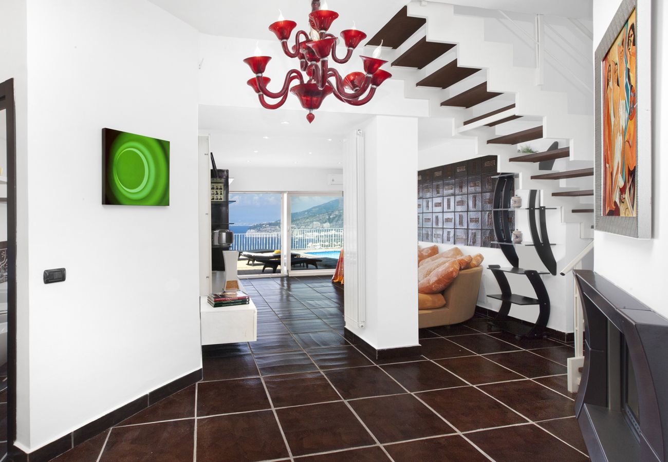 Casa a Sorrento - AMORE RENTALS - Casa Augusta A con Mini Piscina, Vista Mare, Parcheggio e Terrazzi Privati