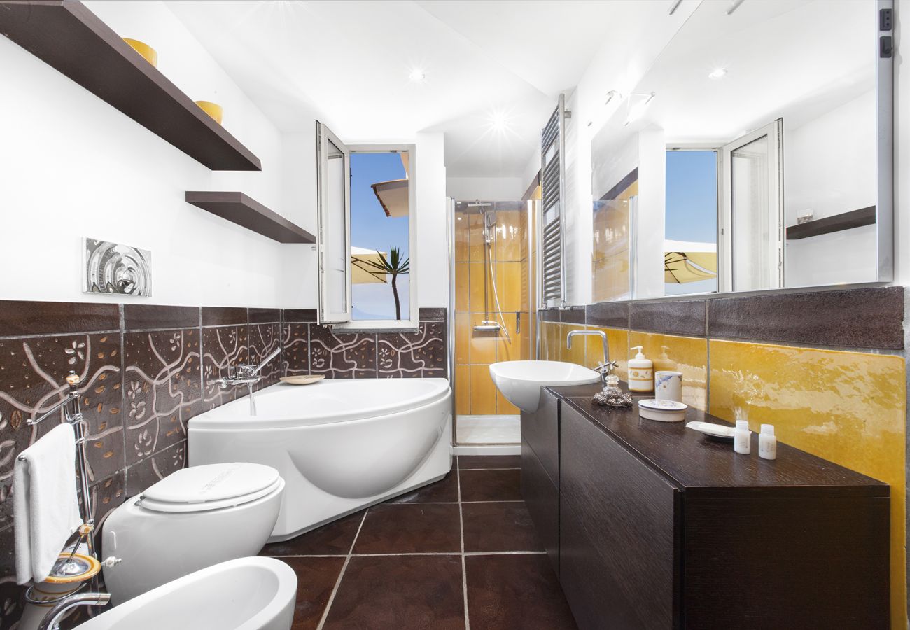 Casa a Sorrento - AMORE RENTALS - Casa Augusta A con Mini Piscina, Vista Mare, Parcheggio e Terrazzi Privati
