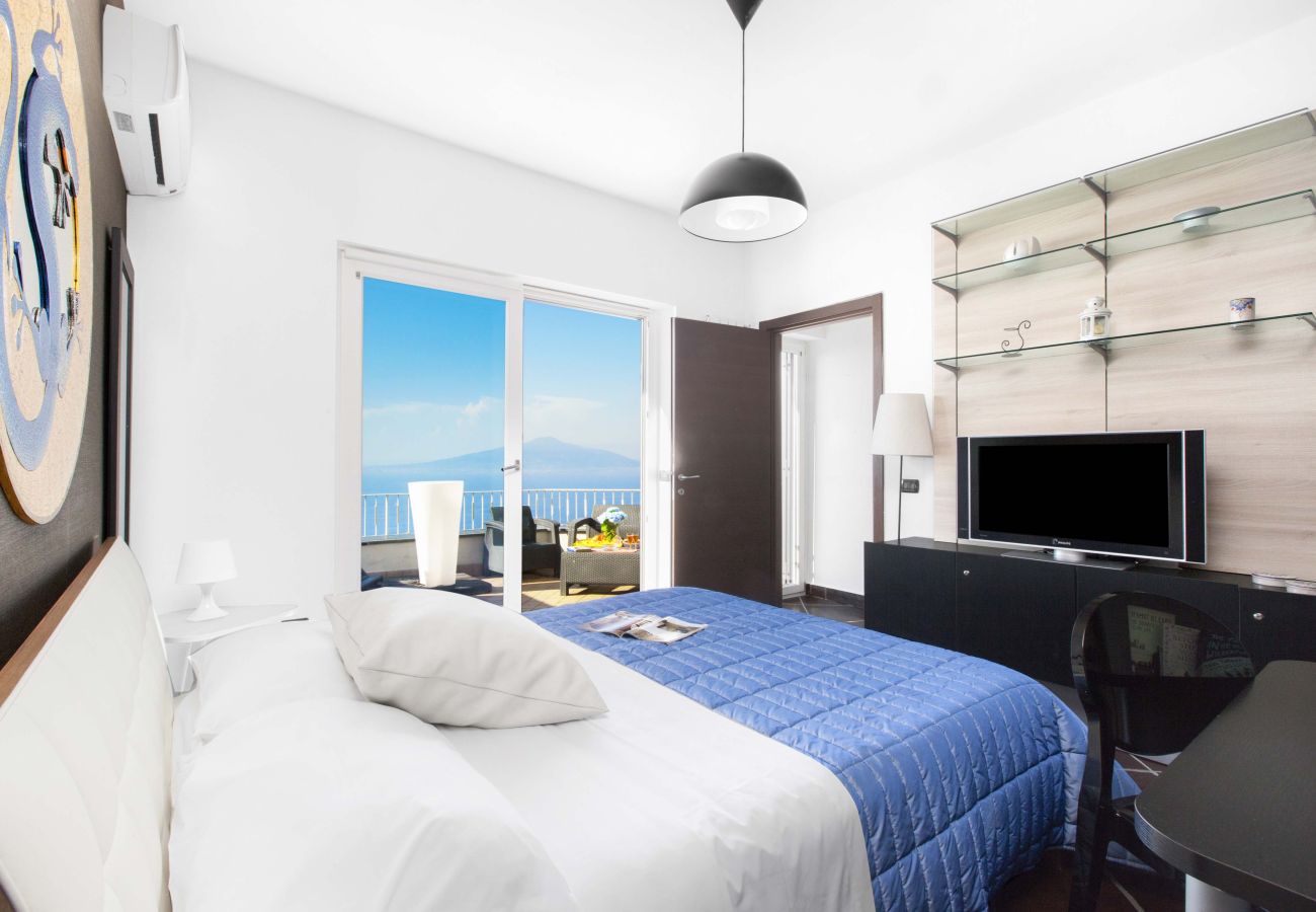 Casa a Sorrento - AMORE RENTALS - Casa Augusta A con Mini Piscina, Vista Mare, Parcheggio e Terrazzi Privati