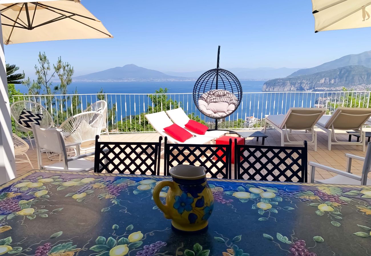 Casa a Sorrento - AMORE RENTALS - Casa Augusta A con Mini Piscina, Vista Mare, Parcheggio e Terrazzi Privati