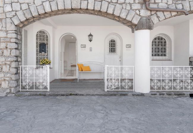 Villa a Massa Lubrense - AMORE RENTALS - Villa del Sole con Vista Mare, Discesa Diretta al Mare, Parcheggio e Aria Condizionata