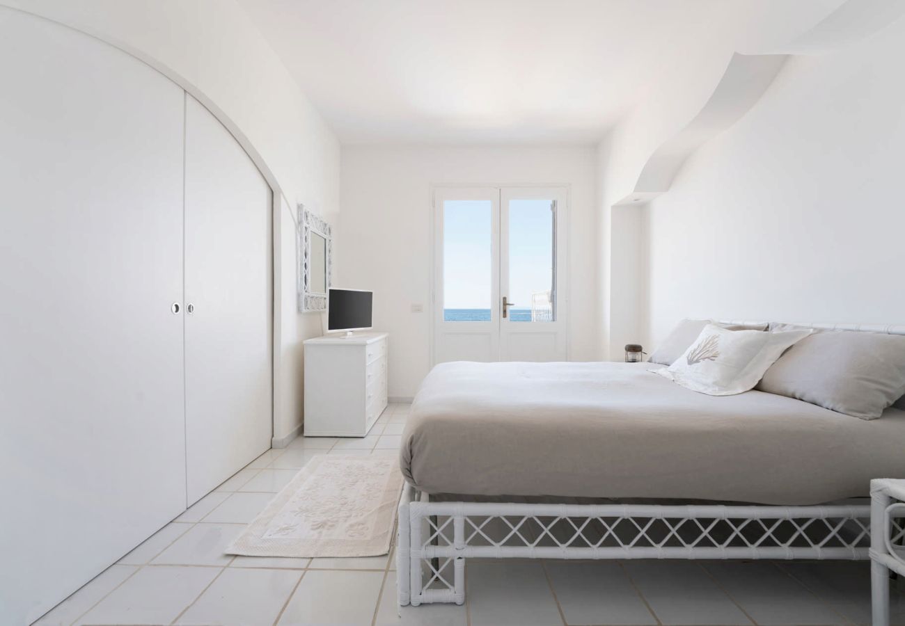 Villa a Massa Lubrense - AMORE RENTALS - Villa del Sole con Vista Mare, Discesa Diretta al Mare, Parcheggio e Aria Condizionata