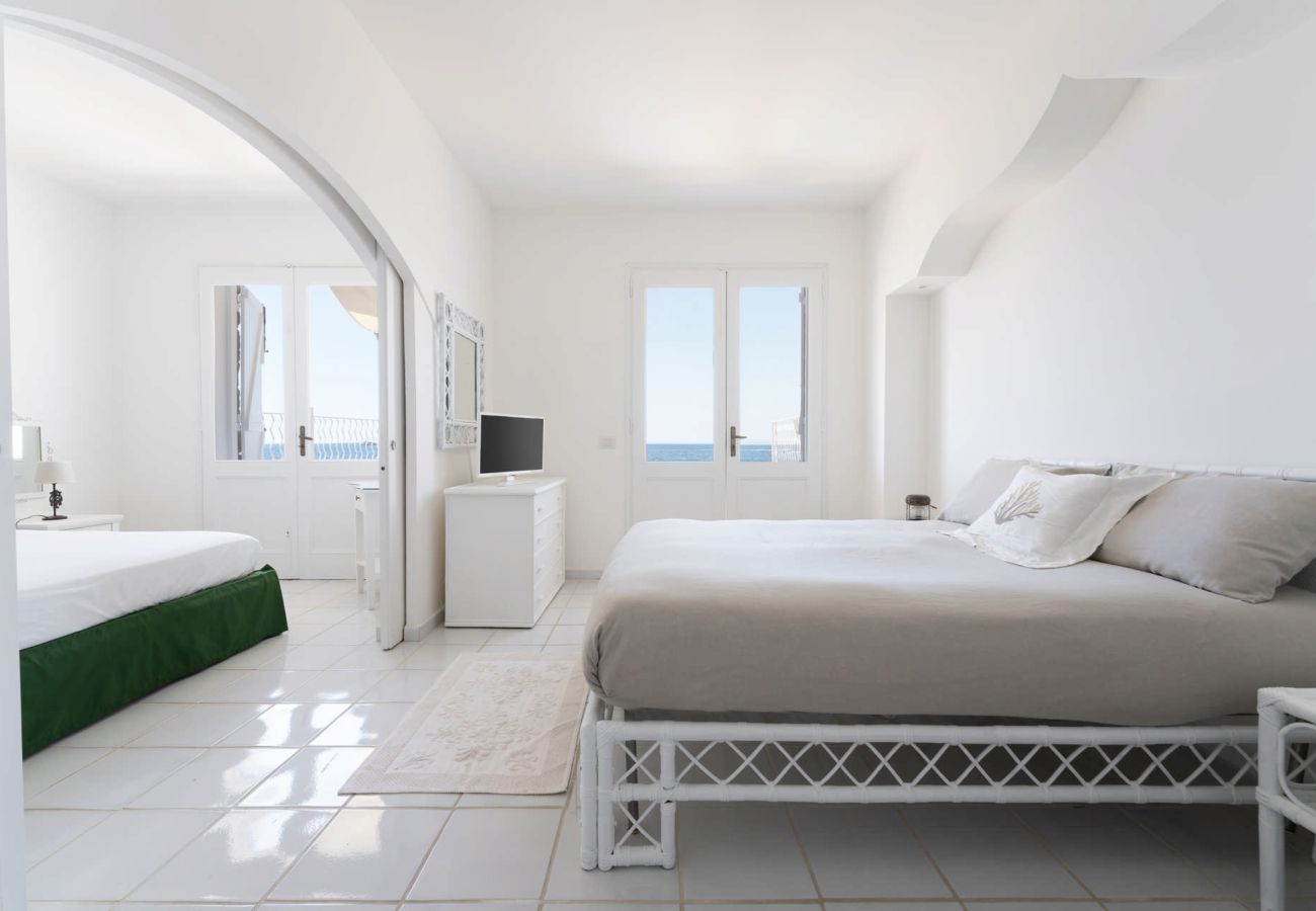 Villa a Massa Lubrense - AMORE RENTALS - Villa del Sole con Vista Mare, Discesa Diretta al Mare, Parcheggio e Aria Condizionata