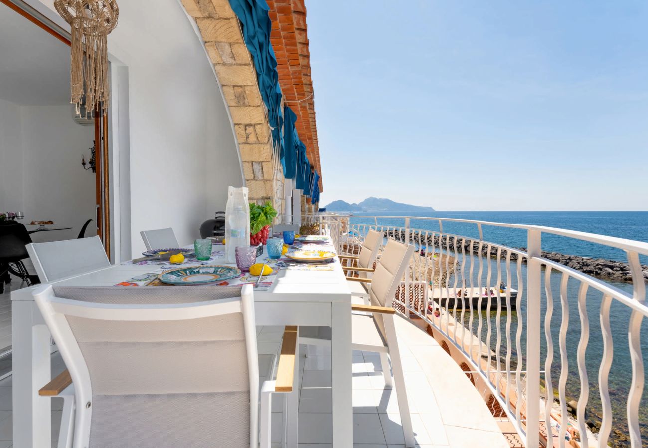 Villa a Massa Lubrense - AMORE RENTALS - Villa del Sole con Vista Mare, Discesa Diretta al Mare, Parcheggio e Aria Condizionata